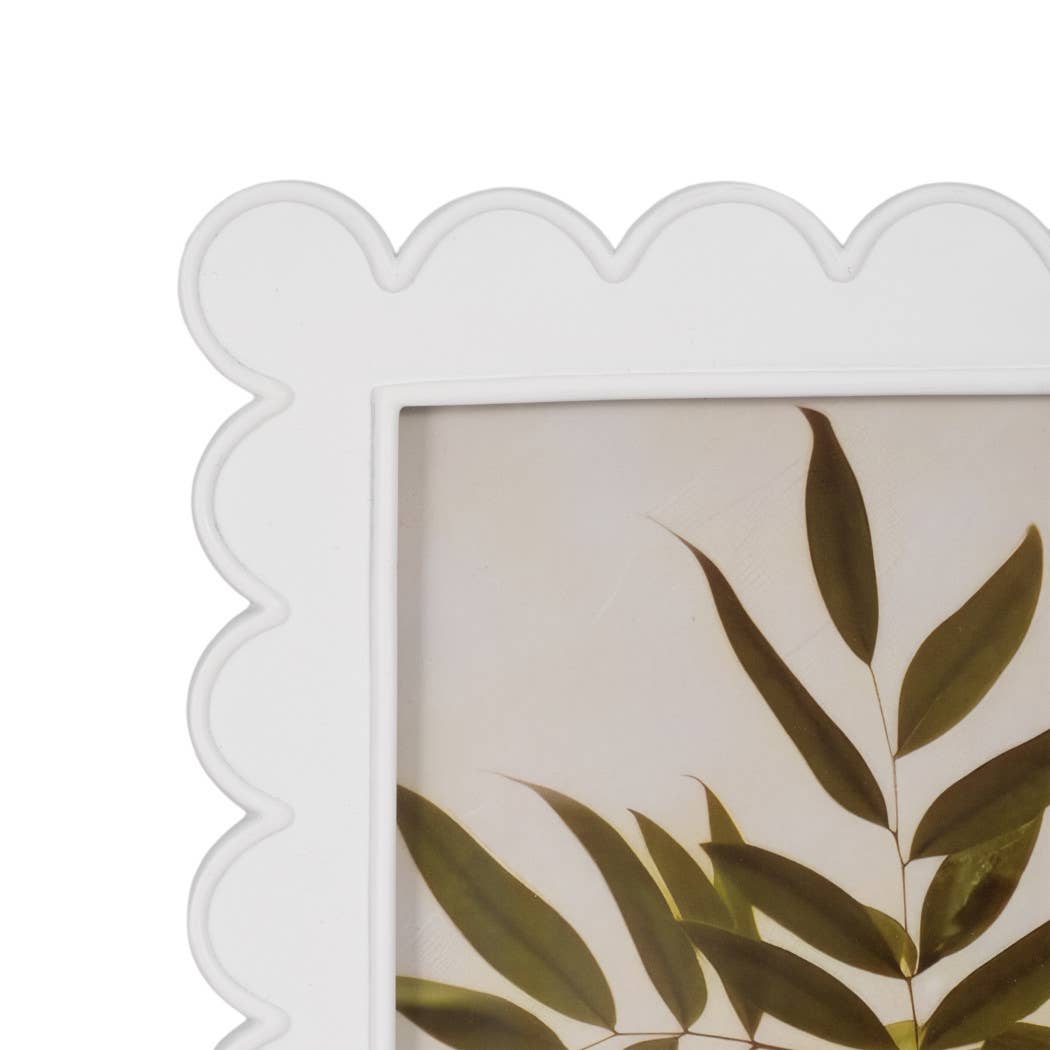 Resin Scallop Edge Frame White 8x10